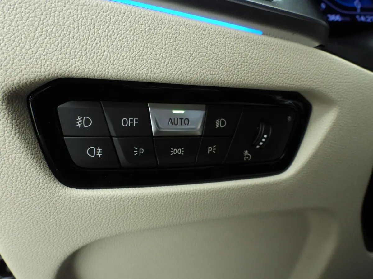 330e | Laserlicht | Leder | HUD | Sportstoelen | SOH 92 % | Elektr. zetels | Keyles go | DAB | Hifi speakers | Alu 19 inch