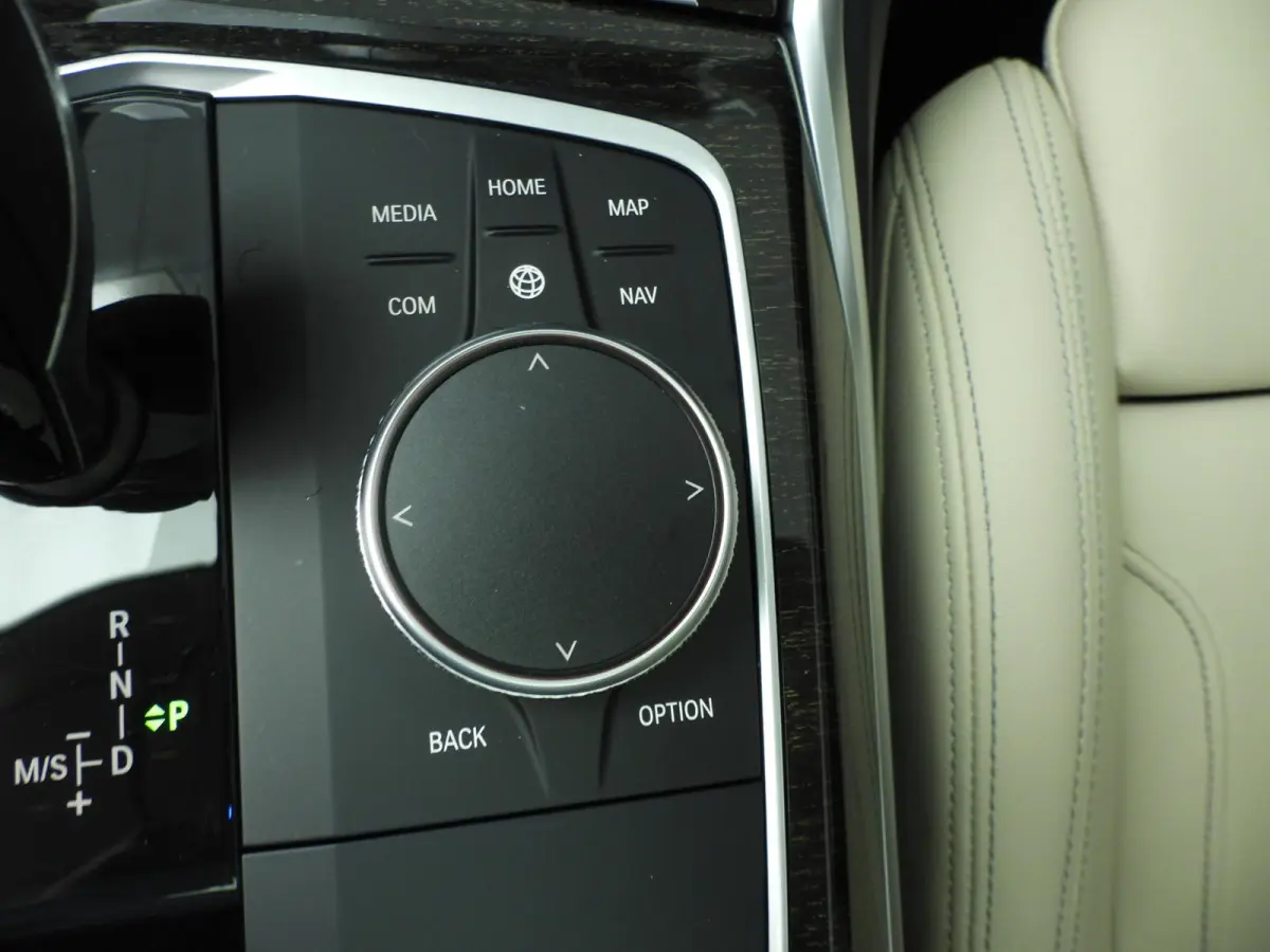 330e | Laserlicht | Leder | HUD | Sportstoelen | SOH 92 % | Elektr. zetels | Keyles go | DAB | Hifi speakers | Alu 19 inch