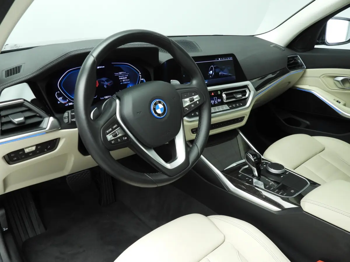 330e | Laserlicht | Leder | HUD | Sportstoelen | SOH 92 % | Elektr. zetels | Keyles go | DAB | Hifi speakers | Alu 19 inch