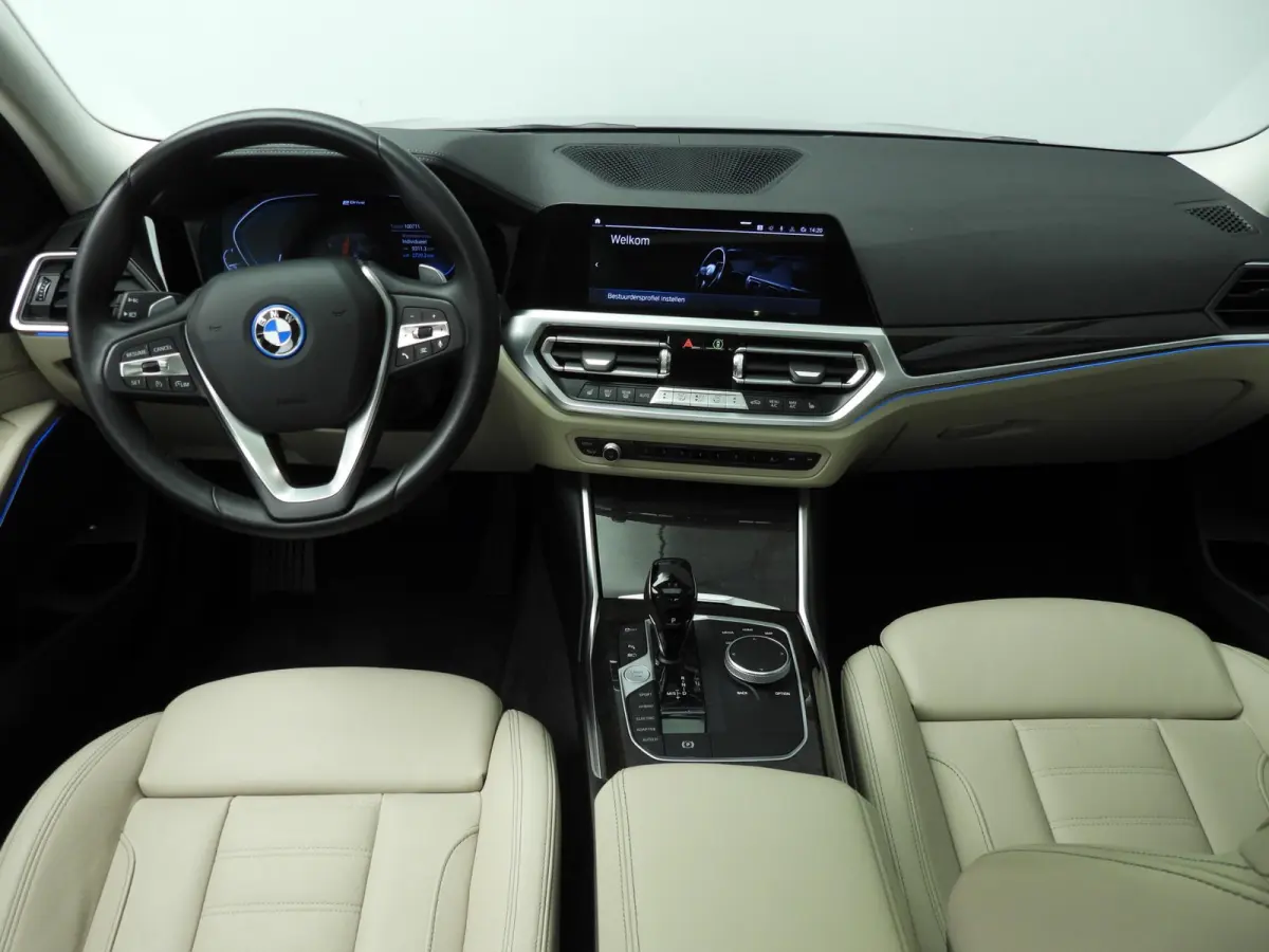 330e | Laserlicht | Leder | HUD | Sportstoelen | SOH 92 % | Elektr. zetels | Keyles go | DAB | Hifi speakers | Alu 19 inch