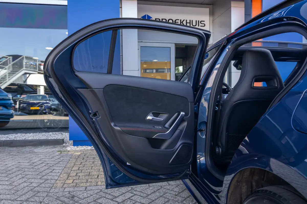 250 e AMG Line | Panoramadak | Dodehoeksensor | 360° Camera | Lane Keeping Assist | Stoelverwarming | FULL Led | AMG-styling | Achteruitrijcamera | Apple Carplay/Android Auto|telefoonintegr