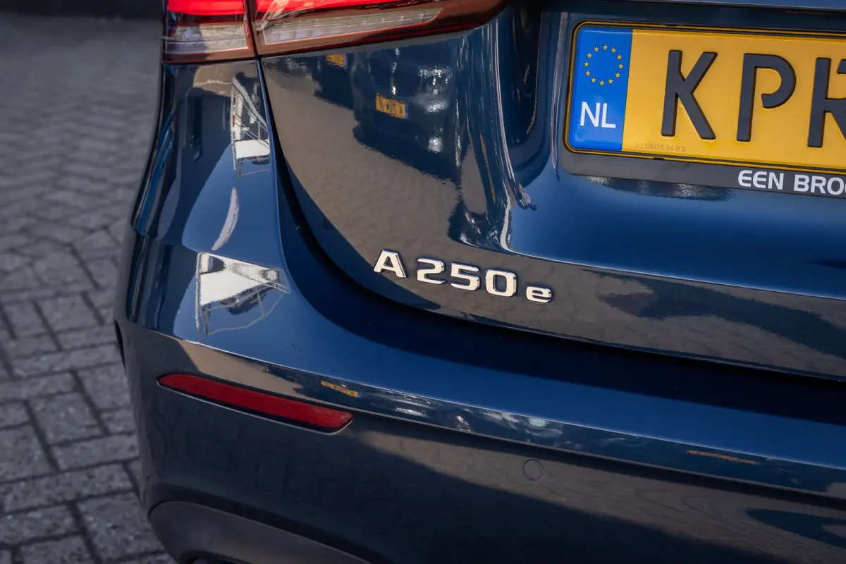 250 e AMG Line | Panoramadak | Dodehoeksensor | 360° Camera | Lane Keeping Assist | Stoelverwarming | FULL Led | AMG-styling | Achteruitrijcamera | Apple Carplay/Android Auto|telefoonintegr
