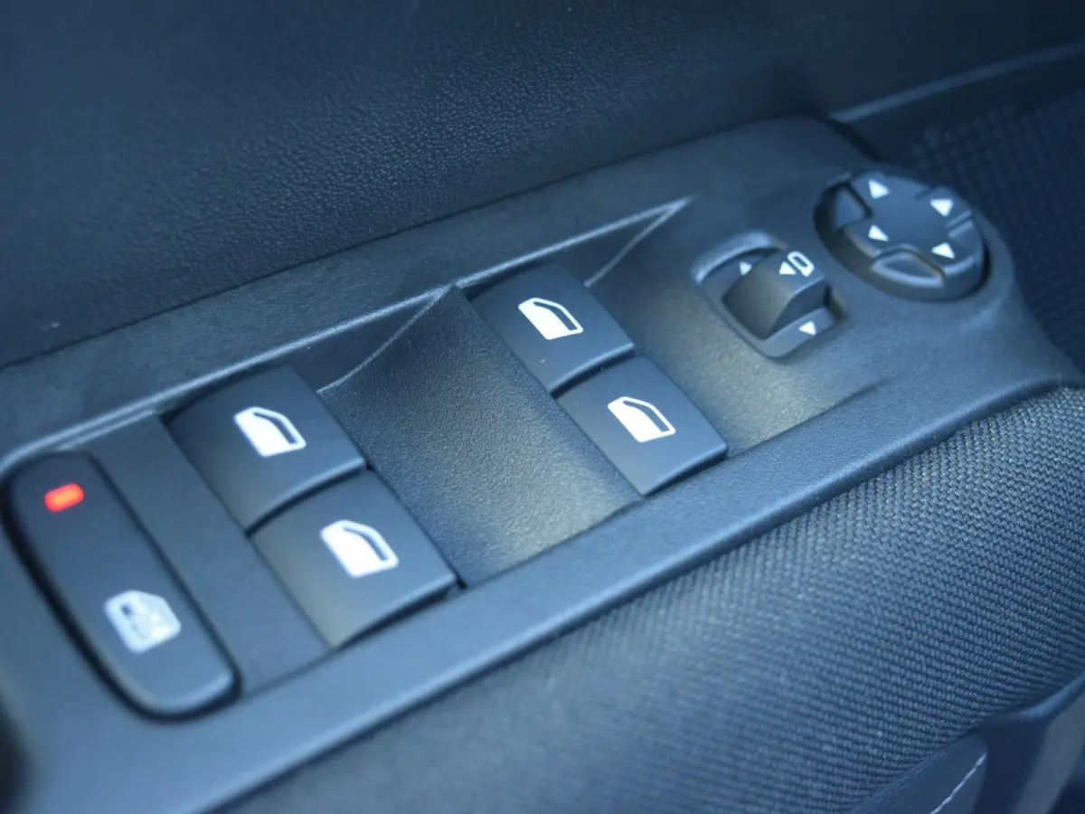 1.2 PureTech S&S Business | 110 PK | NAVI | PARKEERSENSOREN MET CAMERA | TREKHAAK | STOELVERWARMING | CLIMATE CONTROL | 39.719 KM