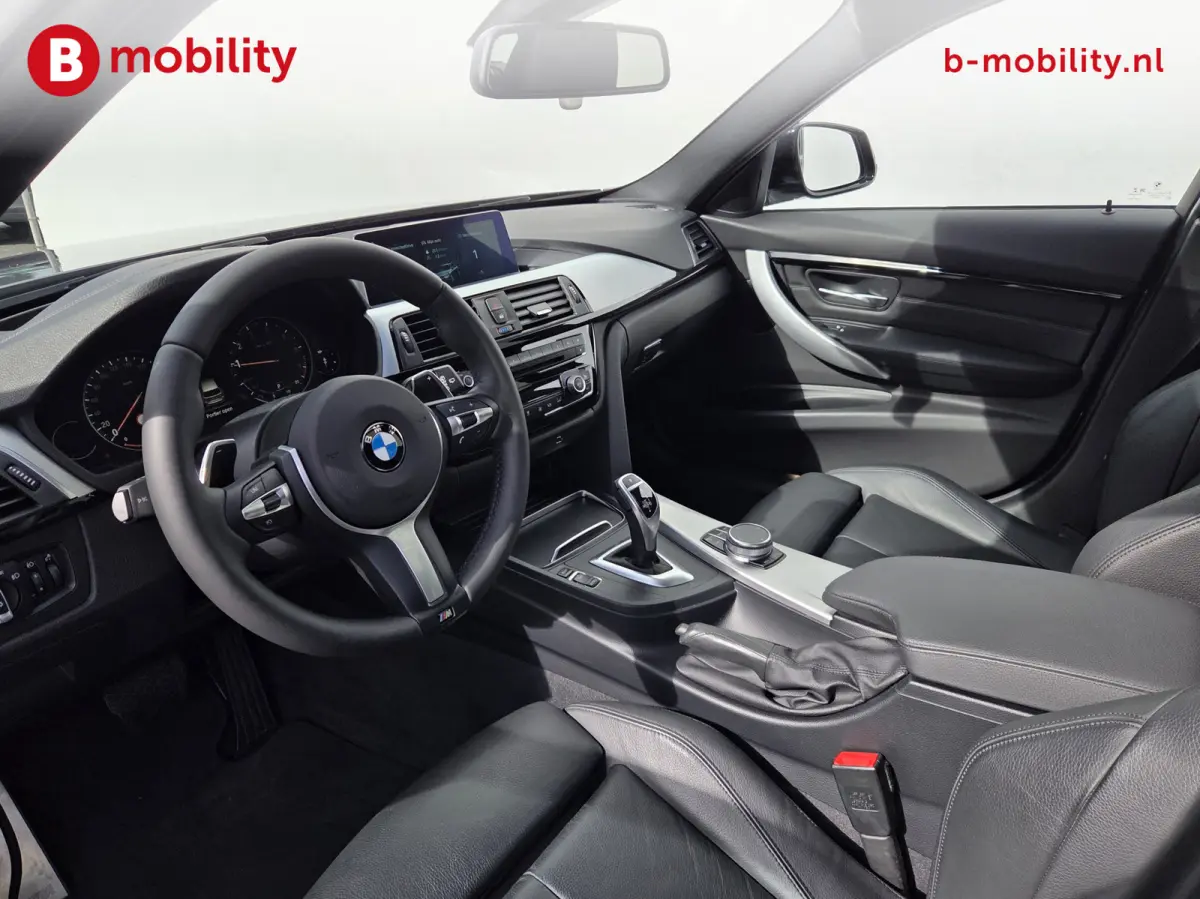320i High Executive M-Sport Trekhaak 1800kg Apple CarPlay NL Auto! | Head-Up | Panoramadak | Hifi | DAB Audio | Leer