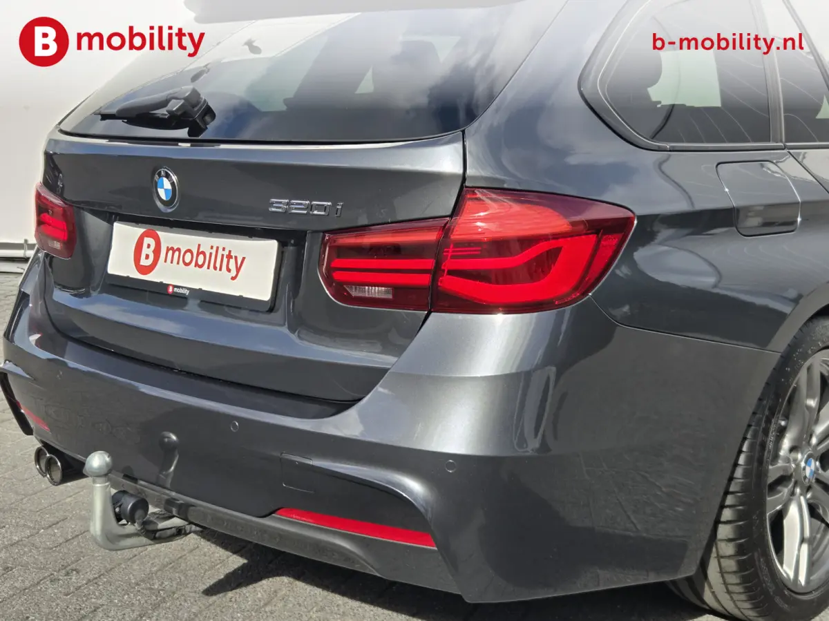 320i High Executive M-Sport Trekhaak 1800kg Apple CarPlay NL Auto! | Head-Up | Panoramadak | Hifi | DAB Audio | Leer