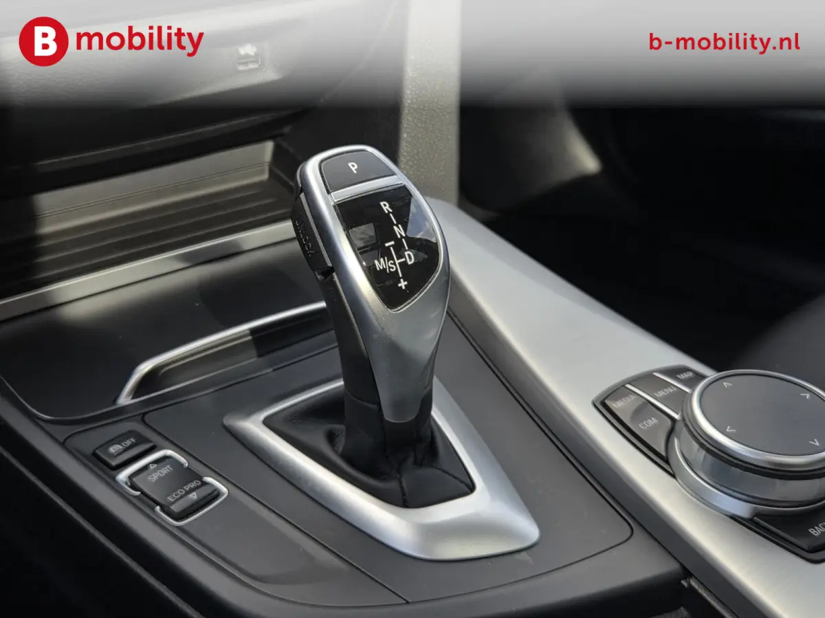 320i High Executive M-Sport Trekhaak 1800kg Apple CarPlay NL Auto! | Head-Up | Panoramadak | Hifi | DAB Audio | Leer