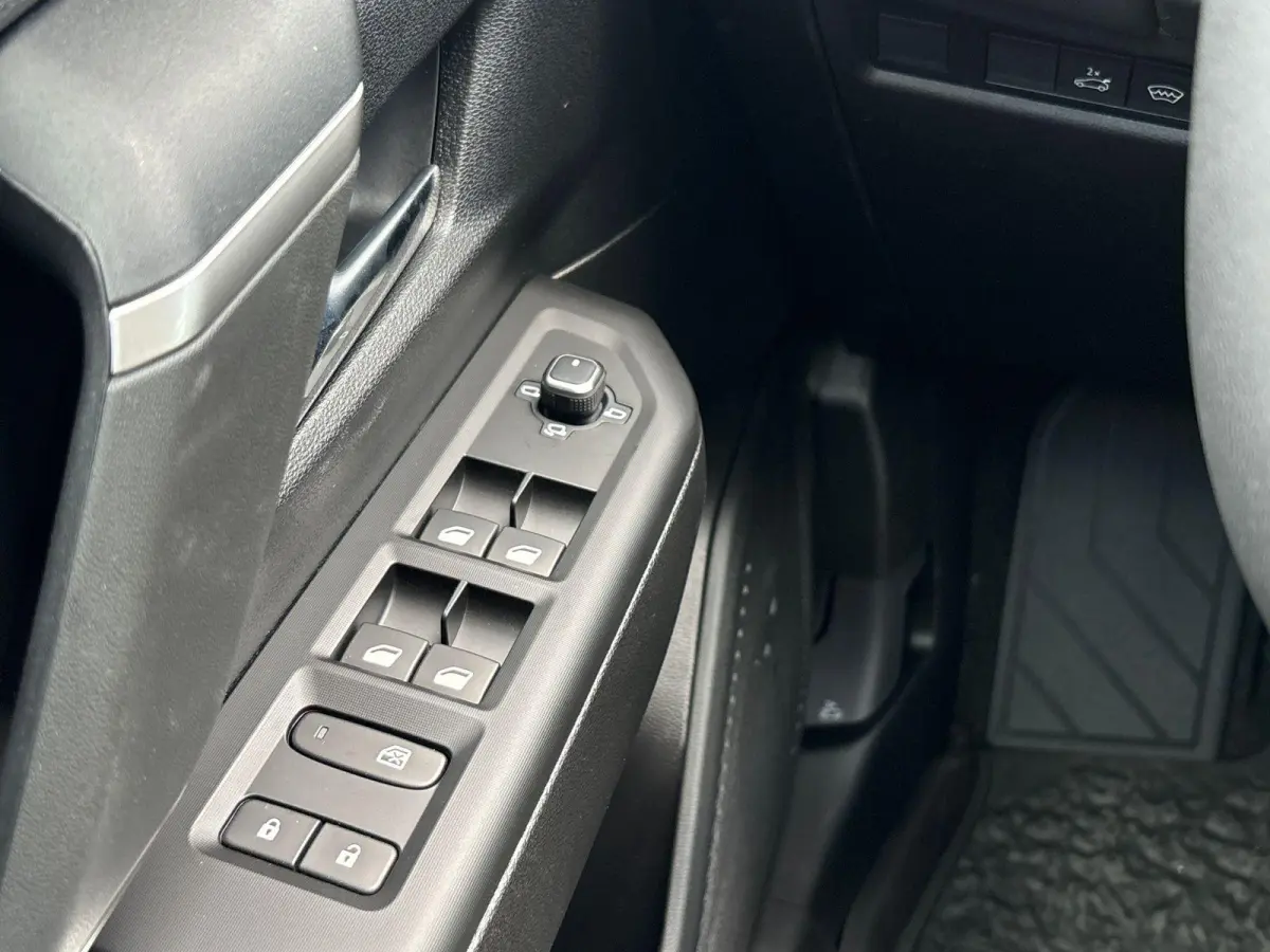 1.2 e-Hybrid First Edition | Climate Control | LMV 18"| Parkeersensoren | Camera 2 + 6 jaar speciale Garantie! |