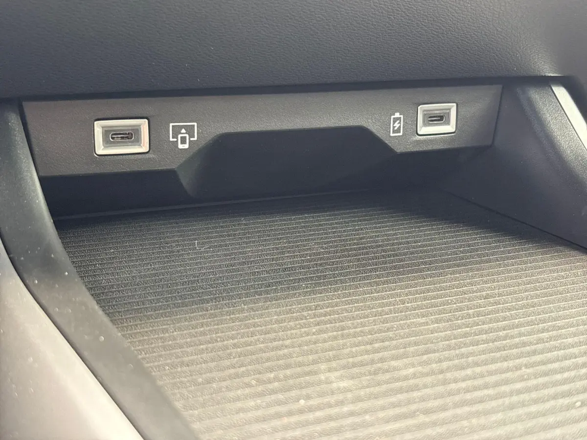 1.2 e-Hybrid First Edition | Climate Control | LMV 18"| Parkeersensoren | Camera 2 + 6 jaar speciale Garantie! |