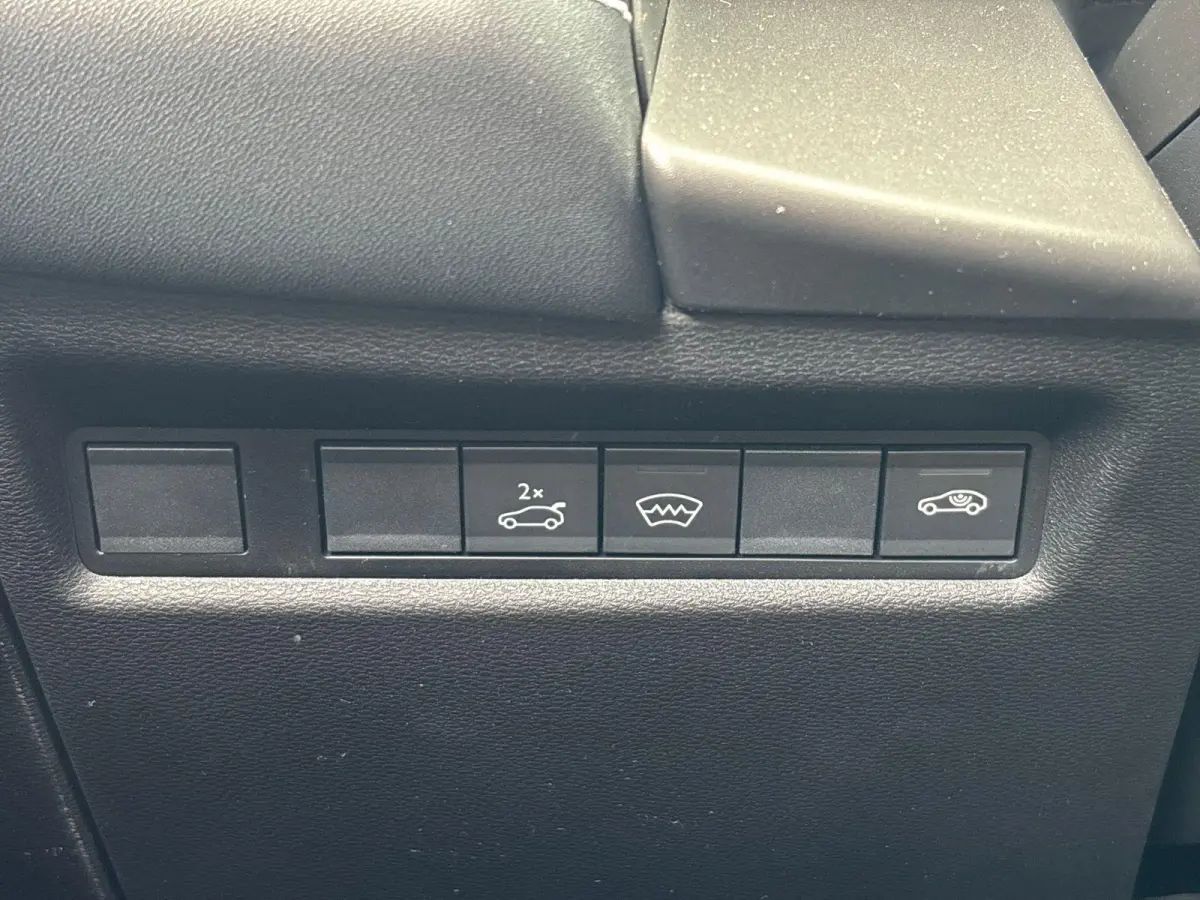 1.2 e-Hybrid First Edition | Climate Control | LMV 18"| Parkeersensoren | Camera 2 + 6 jaar speciale Garantie! |