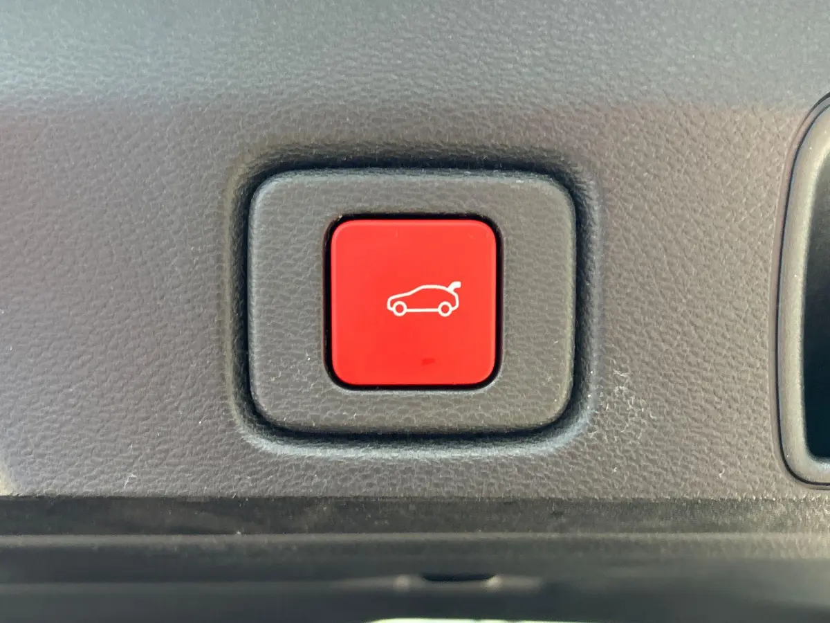 1.2 e-Hybrid First Edition | Climate Control | LMV 18"| Parkeersensoren | Camera 2 + 6 jaar speciale Garantie! |