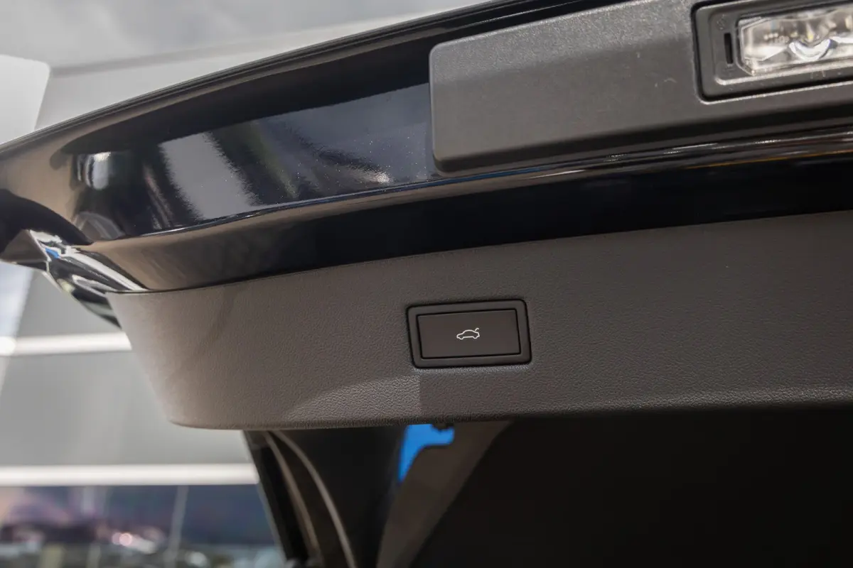 Premium Extended Range RWD 77 kWh | Trekhaak Elek. | Adaptive Cruise Control | 360 Camera l B&O | 2 Elektrisch verstelbaren stoelen | Achteruitrijcamera | Apple Carplay/Android Auto | Achter
