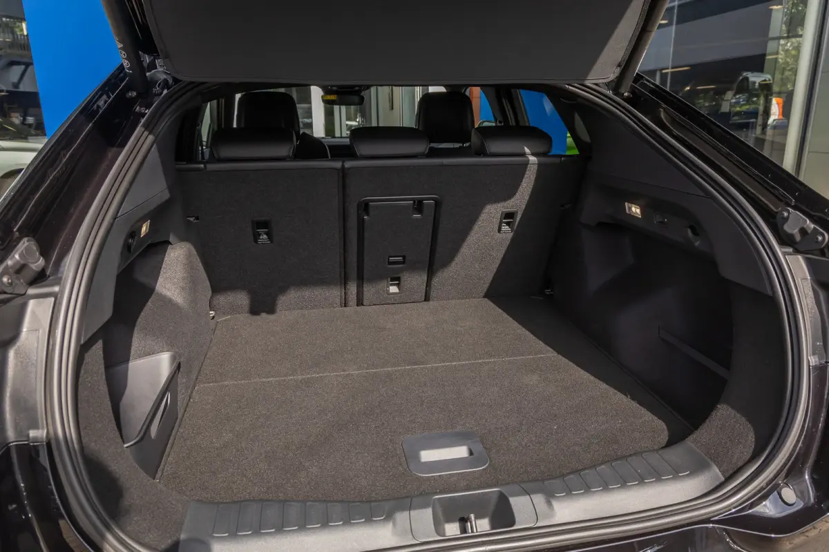 Premium Extended Range RWD 77 kWh | Trekhaak Elek. | Adaptive Cruise Control | 360 Camera l B&O | 2 Elektrisch verstelbaren stoelen | Achteruitrijcamera | Apple Carplay/Android Auto | Achter