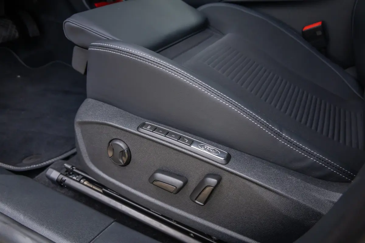 Premium Extended Range RWD 77 kWh | Trekhaak Elek. | Adaptive Cruise Control | 360 Camera l B&O | 2 Elektrisch verstelbaren stoelen | Achteruitrijcamera | Apple Carplay/Android Auto | Achter