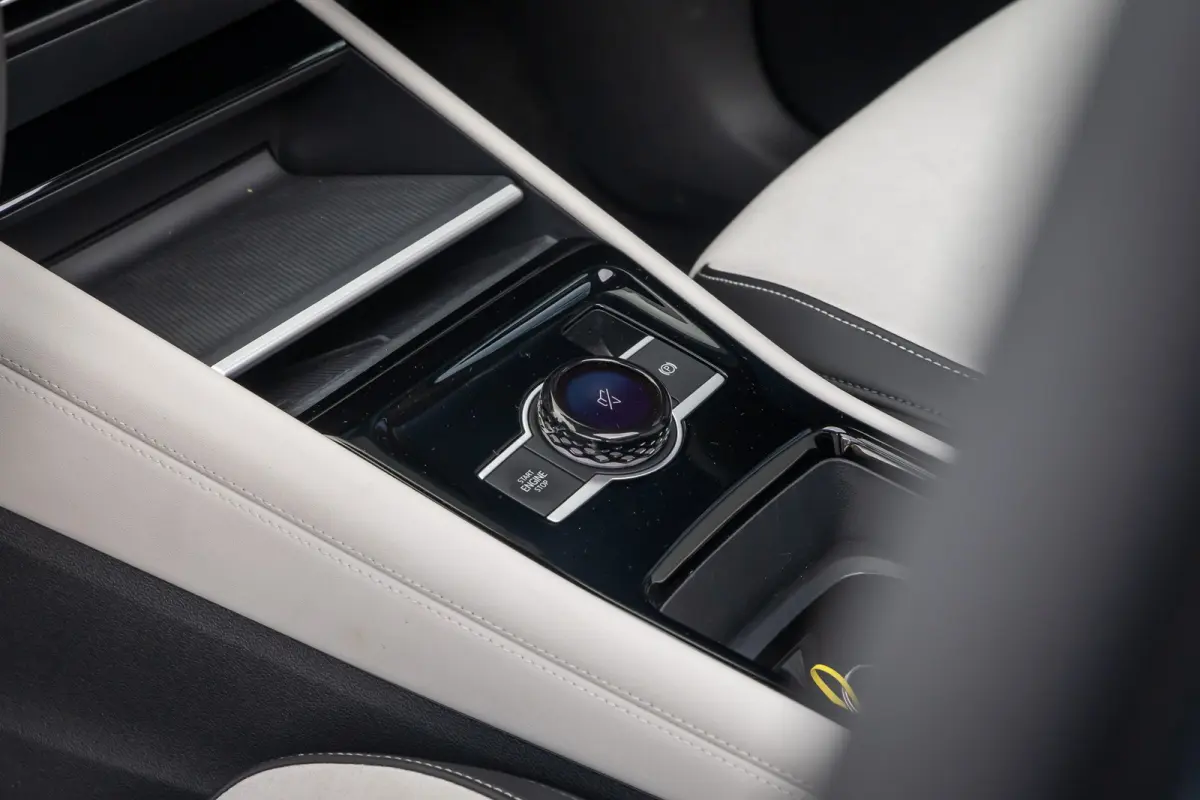 1.5 eHybrid Elegance | Elek. Trekhaak | Cruise control adaptief | Panorama dak Elek. | 20'' | 360 Camera | Stoel/Stuurverwarming | Achterklep Elek. | Apple Carplay/Android Auto | Achteruitri