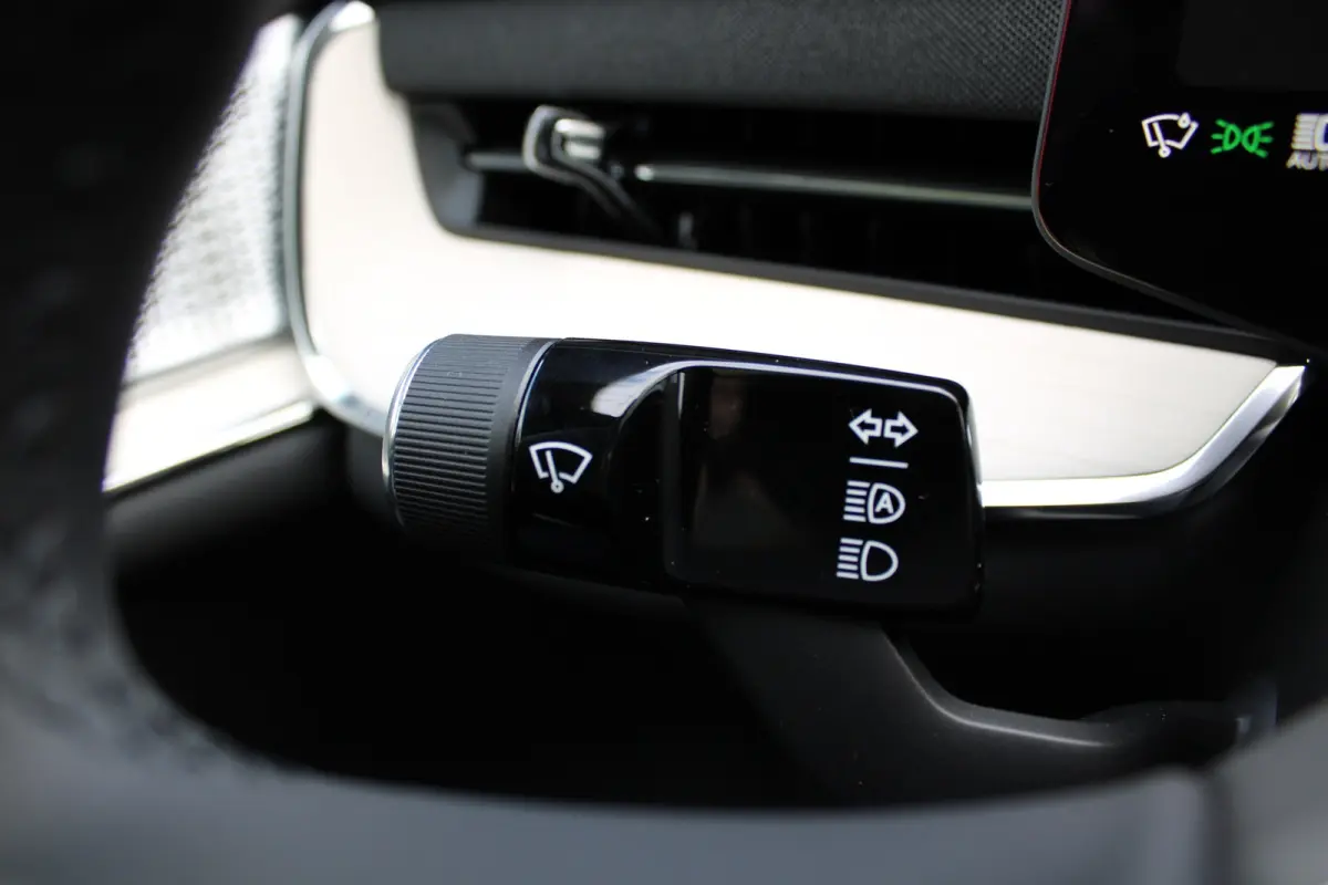 Twin Motor Performance Ultra 7p. 106 kWh | Luchtvering | Bowers & Wilkins | Verwarmde Voor + Achterstoelen | 360 Camera |