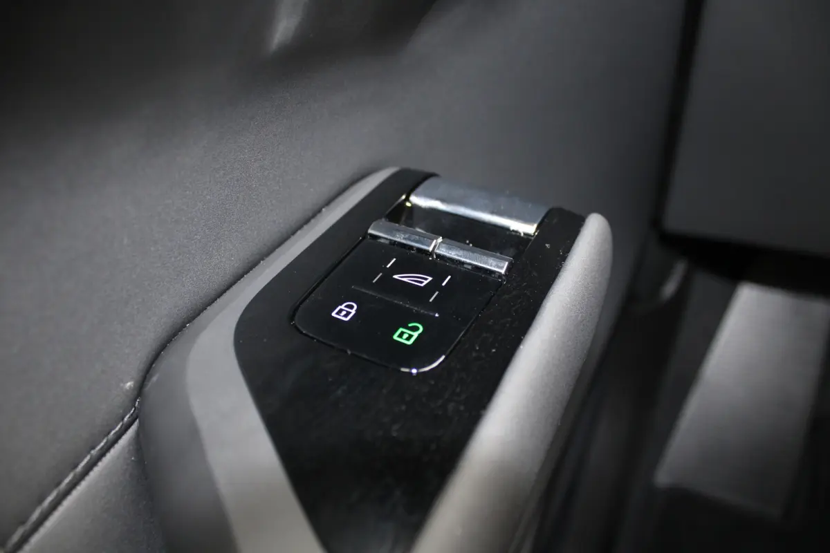 Twin Motor Performance Ultra 7p. 106 kWh | Luchtvering | Bowers & Wilkins | Verwarmde Voor + Achterstoelen | 360 Camera |