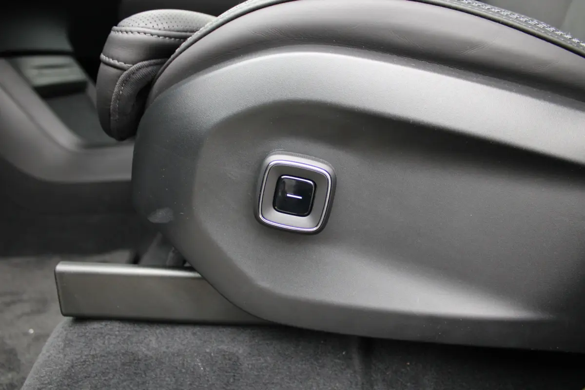 Twin Motor Performance Ultra 7p. 106 kWh | Luchtvering | Bowers & Wilkins | Verwarmde Voor + Achterstoelen | 360 Camera |