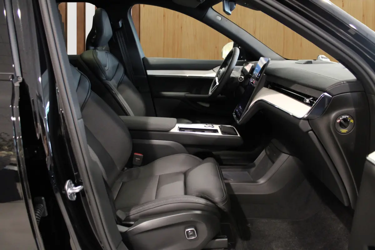 Twin Motor Performance Ultra 7p. 106 kWh | Luchtvering | Bowers & Wilkins | Verwarmde Voor + Achterstoelen | 360 Camera |