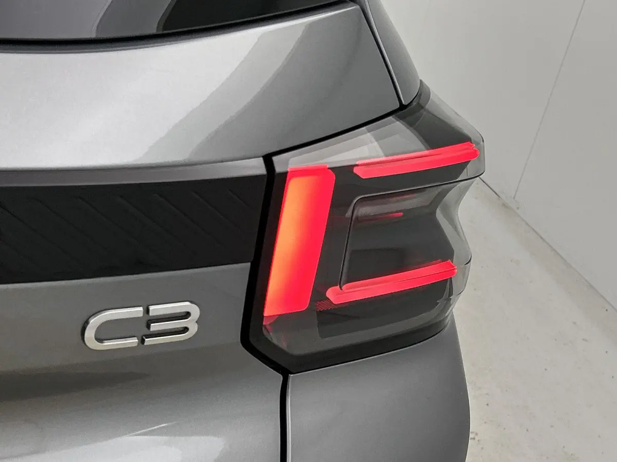 1.2 100pk Max | AppleCarplay/AndroidAuto | LED | Camera | Climate Control | Cruise Control | Privacy Glass | Navigatie | Isofix | Two-Tone | Parkeersensoren | DAB Radio |