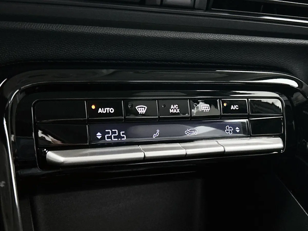 1.2 100pk Max | AppleCarplay/AndroidAuto | LED | Camera | Climate Control | Cruise Control | Privacy Glass | Navigatie | Isofix | Two-Tone | Parkeersensoren | DAB Radio |