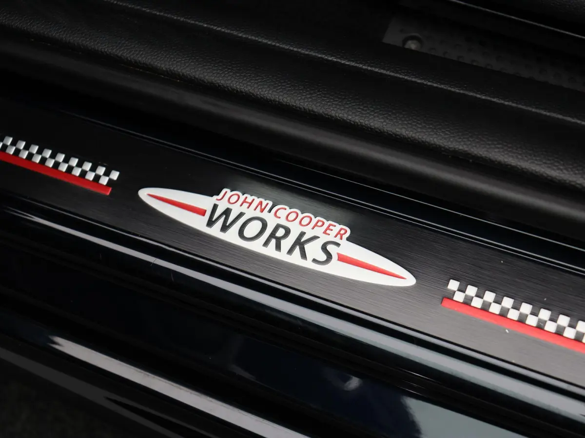 John Works Premium Pakket + Stuurwielrand Verwarmd + Stoelverwarming Voor + Comfort Access + Driving Assistant + Active Cruise Control + 18''