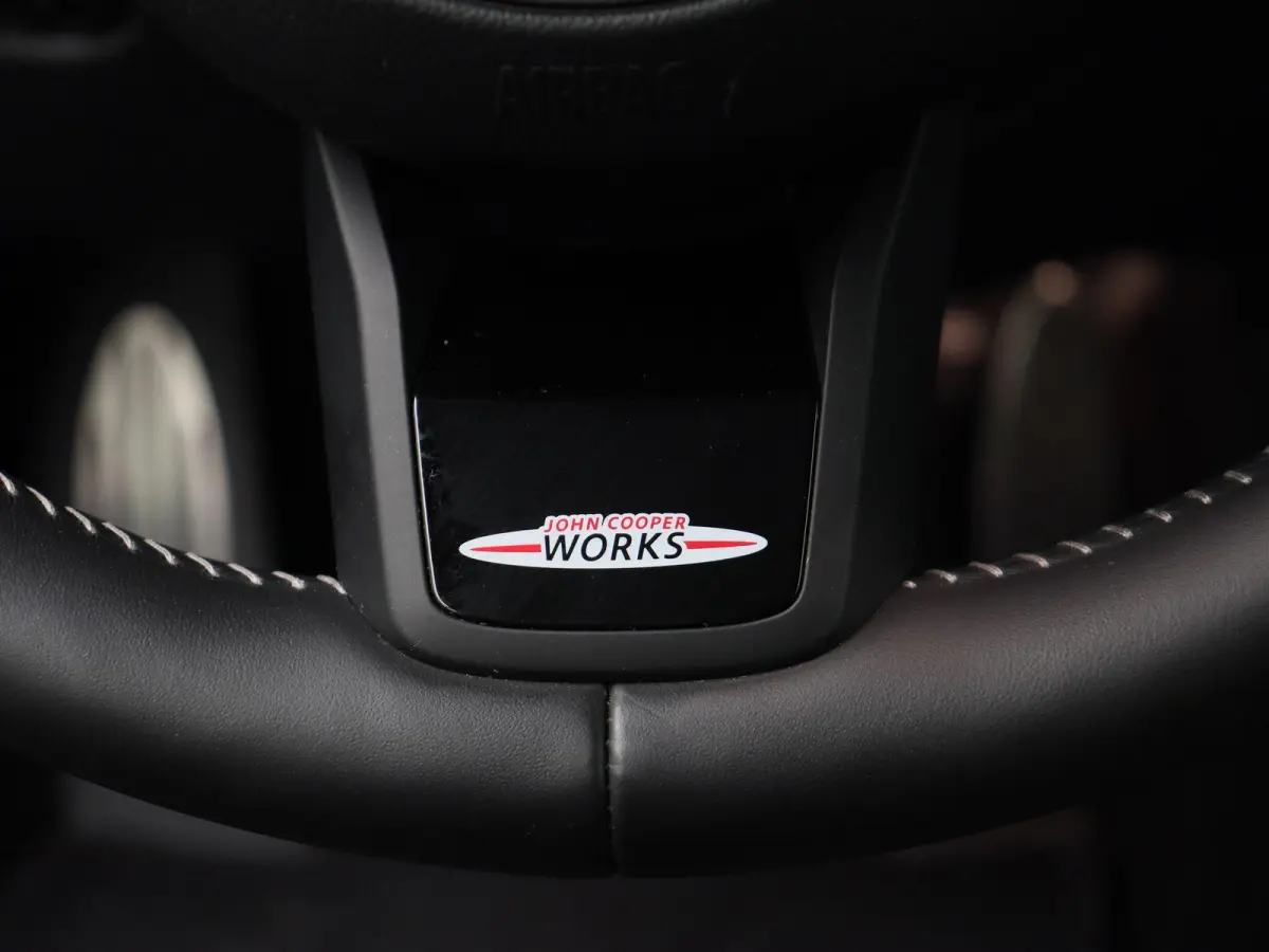 John Works Premium Pakket + Stuurwielrand Verwarmd + Stoelverwarming Voor + Comfort Access + Driving Assistant + Active Cruise Control + 18''