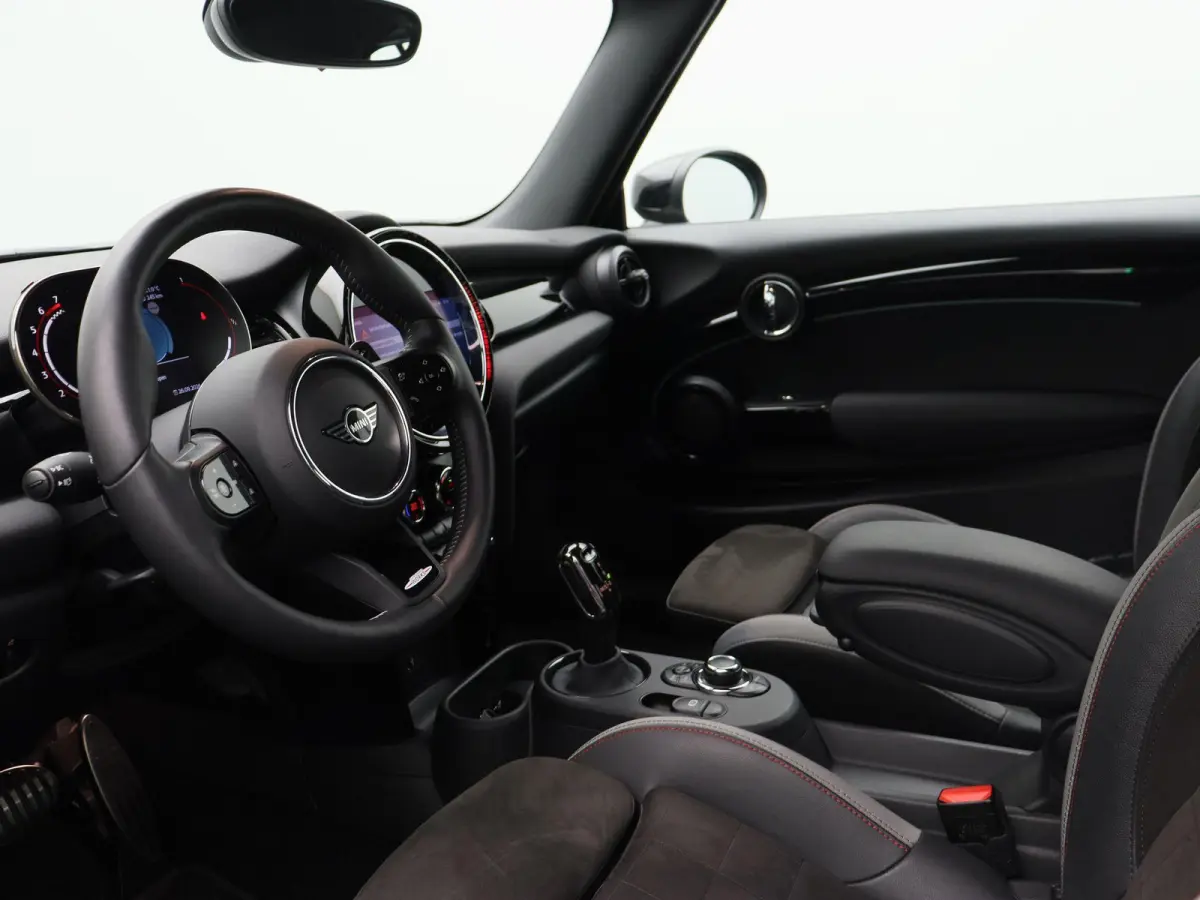 John Works Premium Pakket + Stuurwielrand Verwarmd + Stoelverwarming Voor + Comfort Access + Driving Assistant + Active Cruise Control + 18''