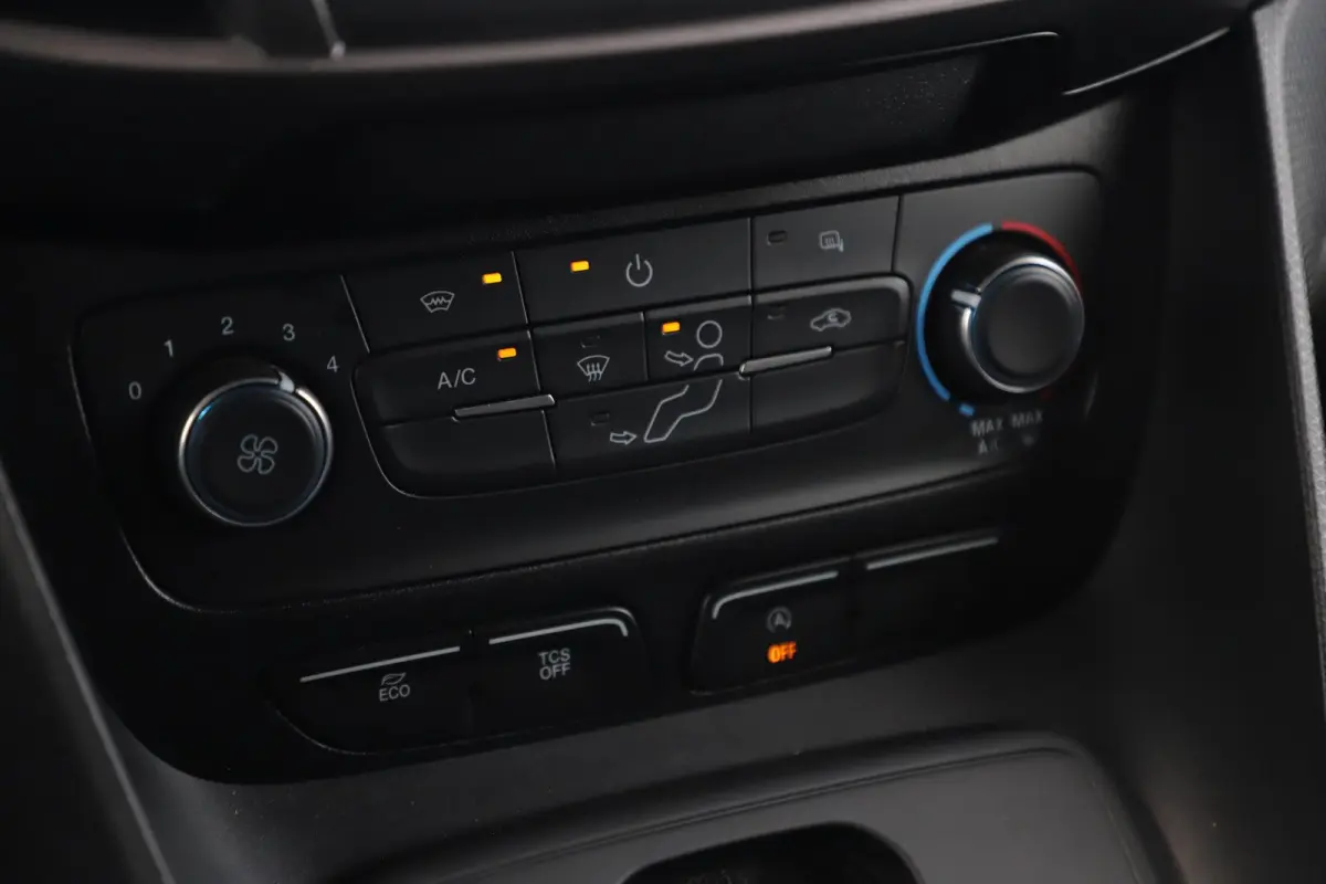 1.5 EcoBlue L1 Automaat Hondenauto Ventilatie Achterin Hondentransport Radio Bluetooth Airco Cruise Voorruitverwarming Inrichting voor Beesten