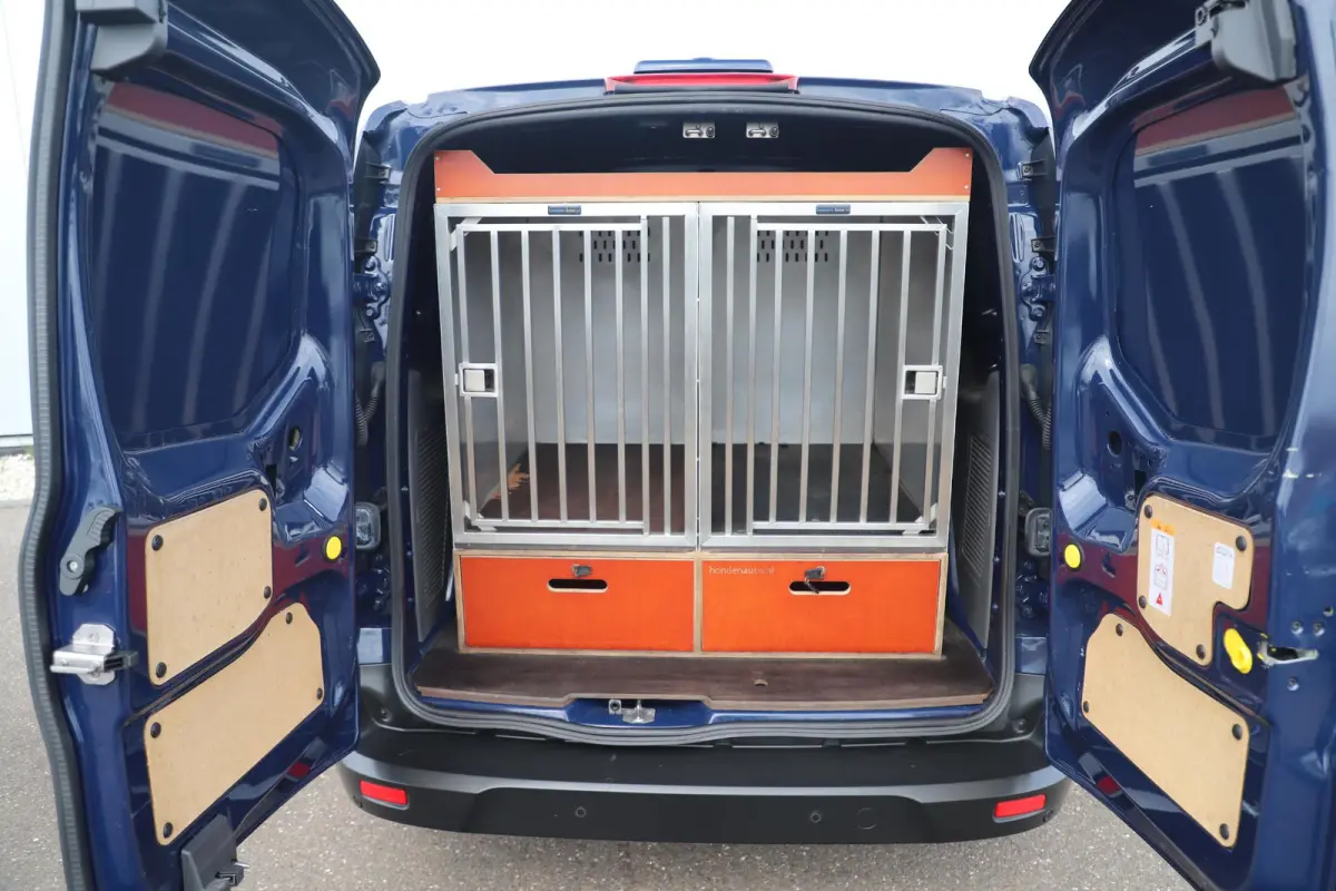 1.5 EcoBlue L1 Automaat Hondenauto Ventilatie Achterin Hondentransport Radio Bluetooth Airco Cruise Voorruitverwarming Inrichting voor Beesten