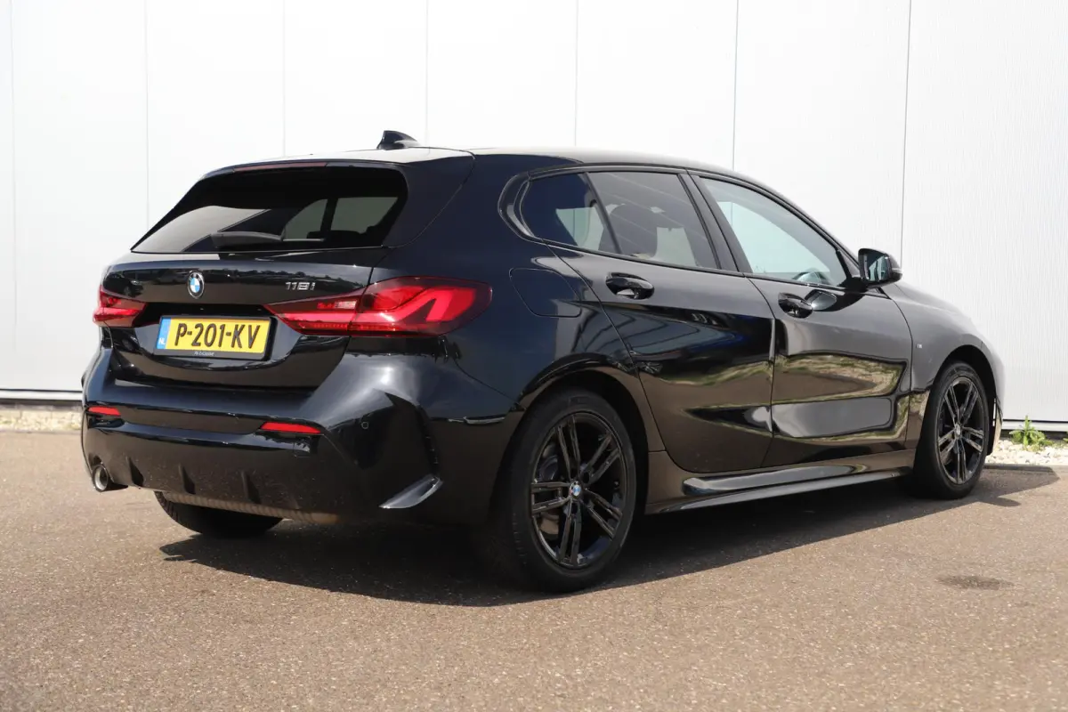 118i Business Edition M Sport Automaat Black Optic Virtual Cockpit Sfeerverlichting Navigatie Carplay Android Sportstoelen Clima Cruise PDC