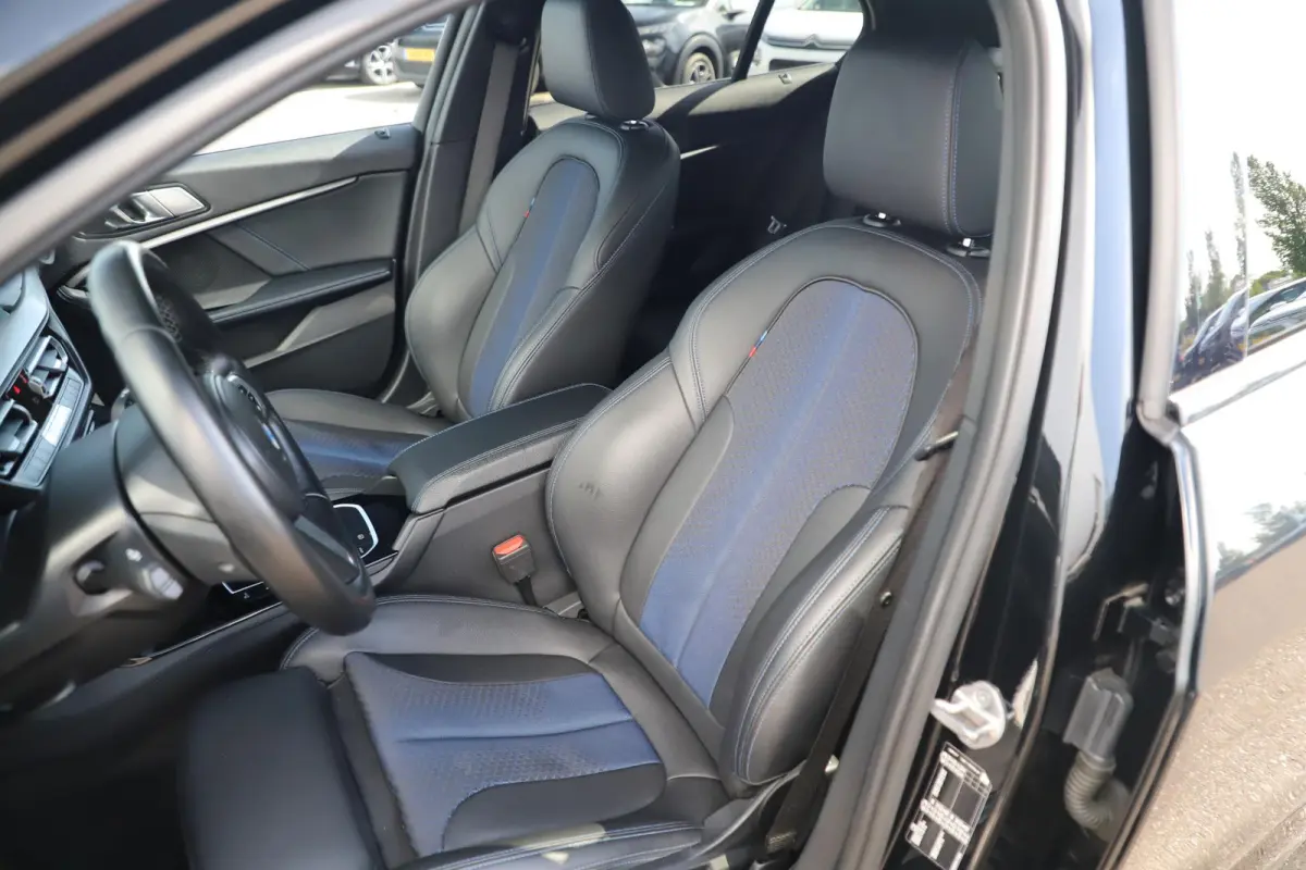 118i Business Edition M Sport Automaat Black Optic Virtual Cockpit Sfeerverlichting Navigatie Carplay Android Sportstoelen Clima Cruise PDC