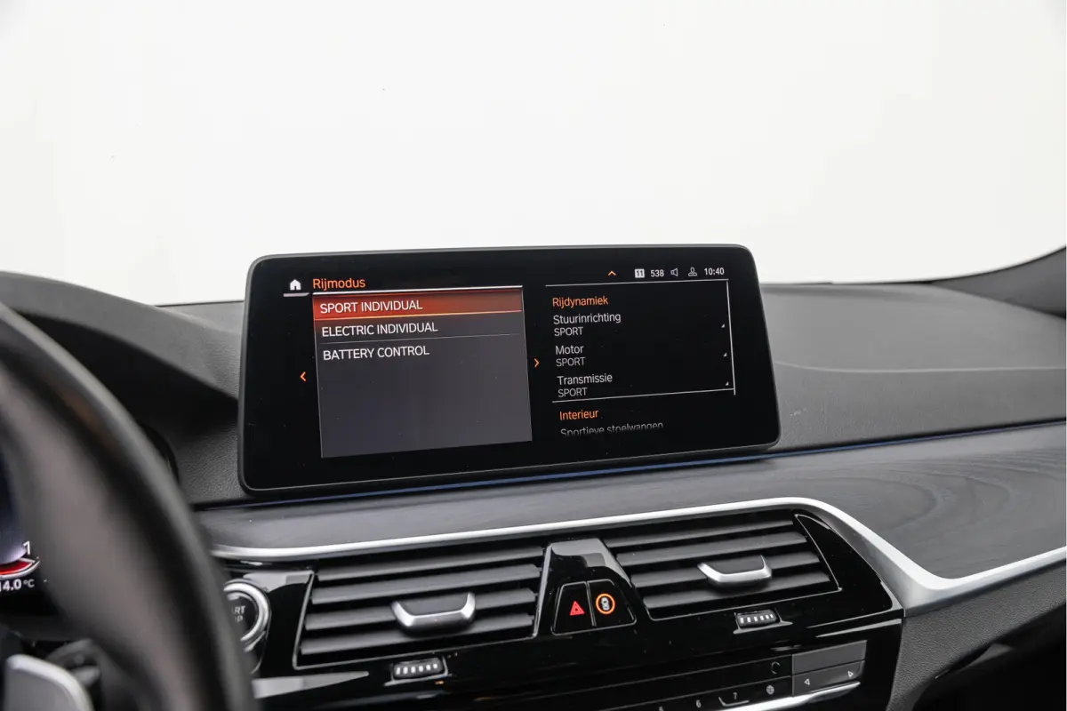 530e xDrive High Exe. 292pk M-pakket Comfortstoelen HuD Trekhaak