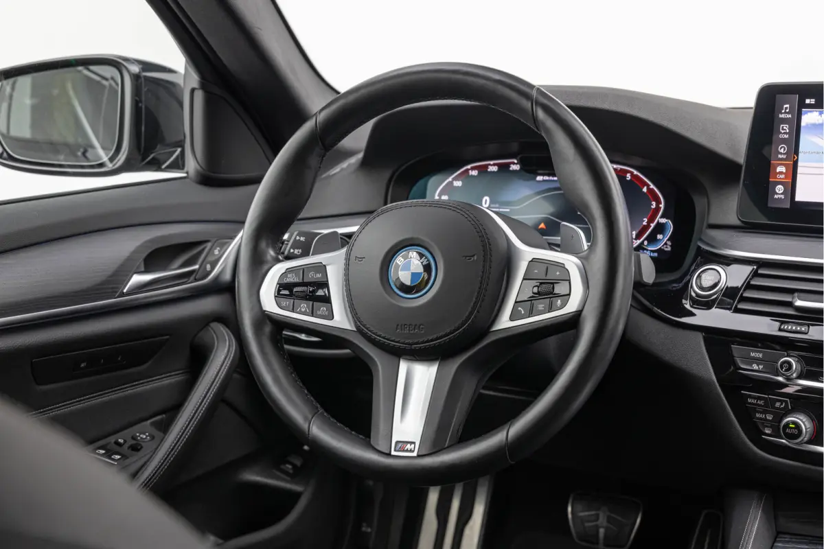 530e xDrive High Exe. 292pk M-pakket Comfortstoelen HuD Trekhaak