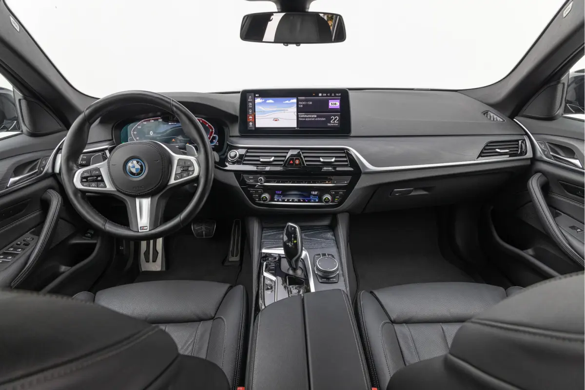 530e xDrive High Exe. 292pk M-pakket Comfortstoelen HuD Trekhaak