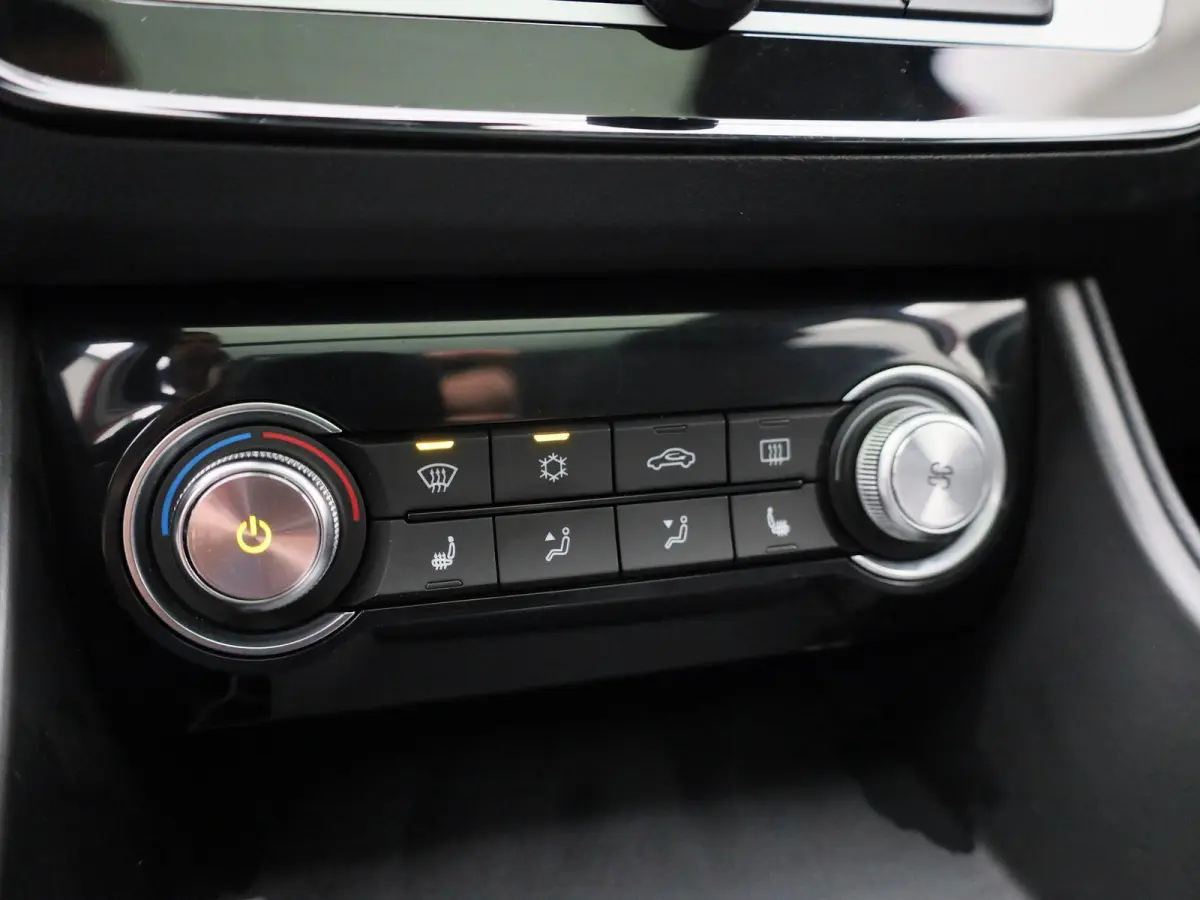MG Luxury 45 kWh | Automaat | Panoramadak | Leder | Navigatie | Airco | Achteruitrijcamera | Apple Carplay / Android Auto | Stoelverwarming | Lichtmetalen Velgen |