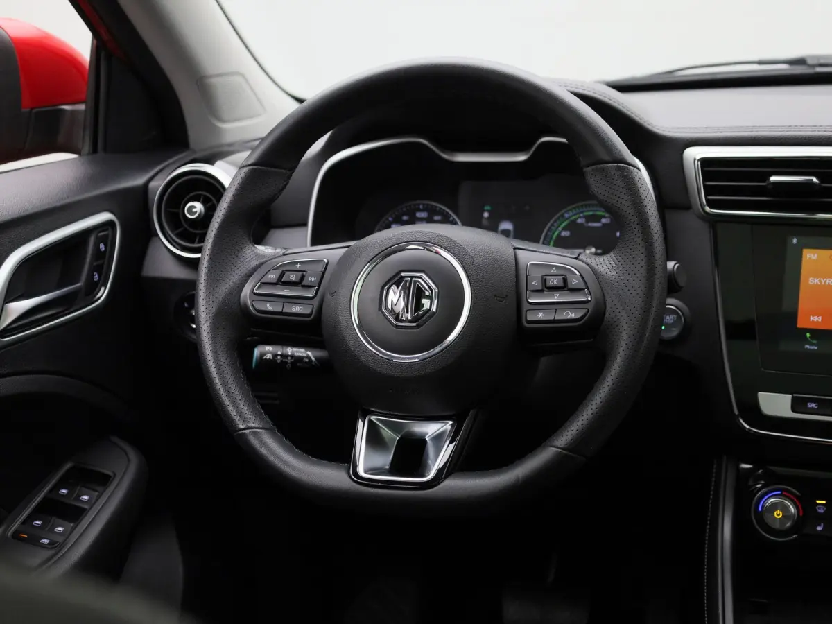 MG Luxury 45 kWh | Automaat | Panoramadak | Leder | Navigatie | Airco | Achteruitrijcamera | Apple Carplay / Android Auto | Stoelverwarming | Lichtmetalen Velgen |
