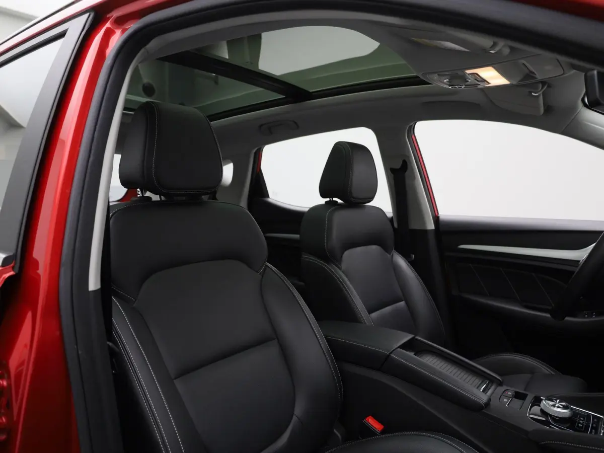 MG Luxury 45 kWh | Automaat | Panoramadak | Leder | Navigatie | Airco | Achteruitrijcamera | Apple Carplay / Android Auto | Stoelverwarming | Lichtmetalen Velgen |