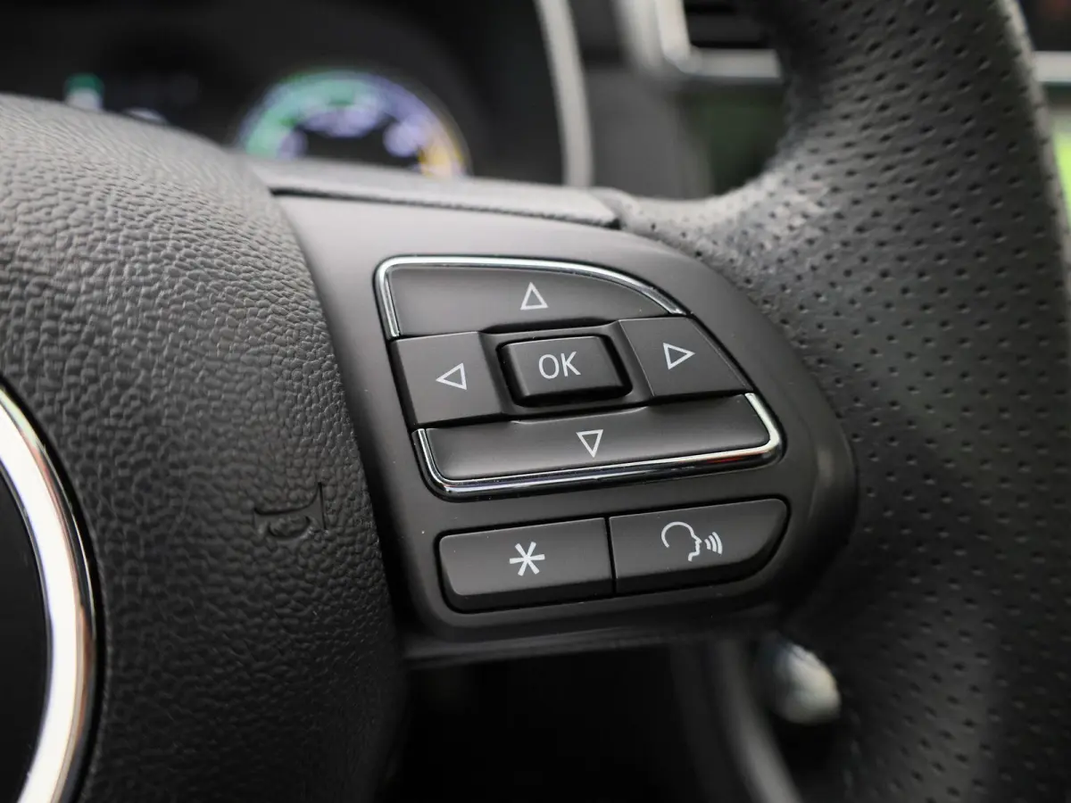 MG Luxury 45 kWh | Automaat | Panoramadak | Leder | Navigatie | Airco | Achteruitrijcamera | Apple Carplay / Android Auto | Stoelverwarming | Lichtmetalen Velgen |