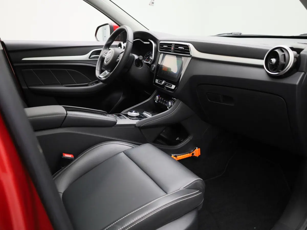 MG Luxury 45 kWh | Automaat | Panoramadak | Leder | Navigatie | Airco | Achteruitrijcamera | Apple Carplay / Android Auto | Stoelverwarming | Lichtmetalen Velgen |