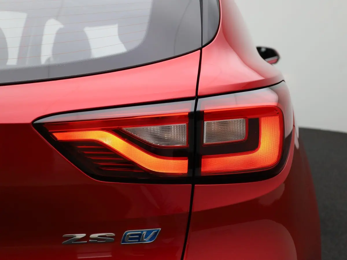 MG Luxury 45 kWh | Automaat | Panoramadak | Leder | Navigatie | Airco | Achteruitrijcamera | Apple Carplay / Android Auto | Stoelverwarming | Lichtmetalen Velgen |