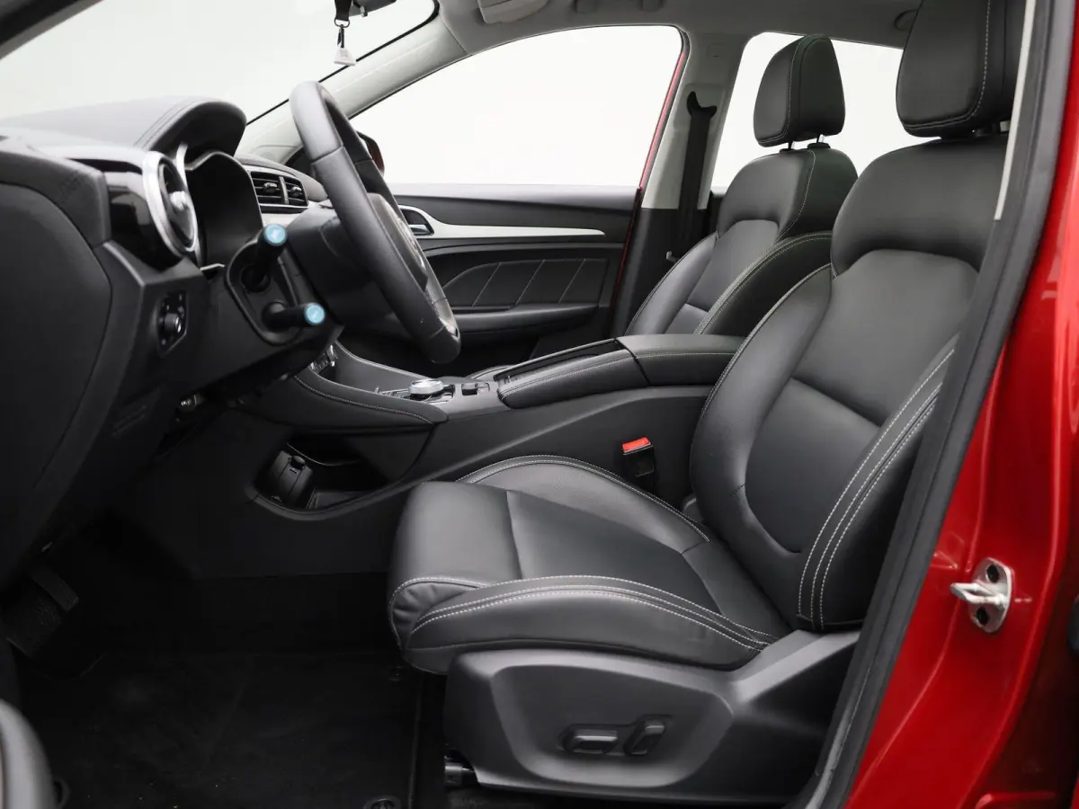 MG Luxury 45 kWh | Automaat | Panoramadak | Leder | Navigatie | Airco | Achteruitrijcamera | Apple Carplay / Android Auto | Stoelverwarming | Lichtmetalen Velgen |