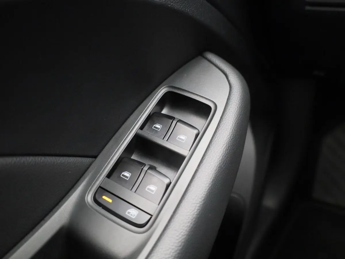 MG Luxury 45 kWh | Automaat | Panoramadak | Leder | Navigatie | Airco | Achteruitrijcamera | Apple Carplay / Android Auto | Stoelverwarming | Lichtmetalen Velgen |