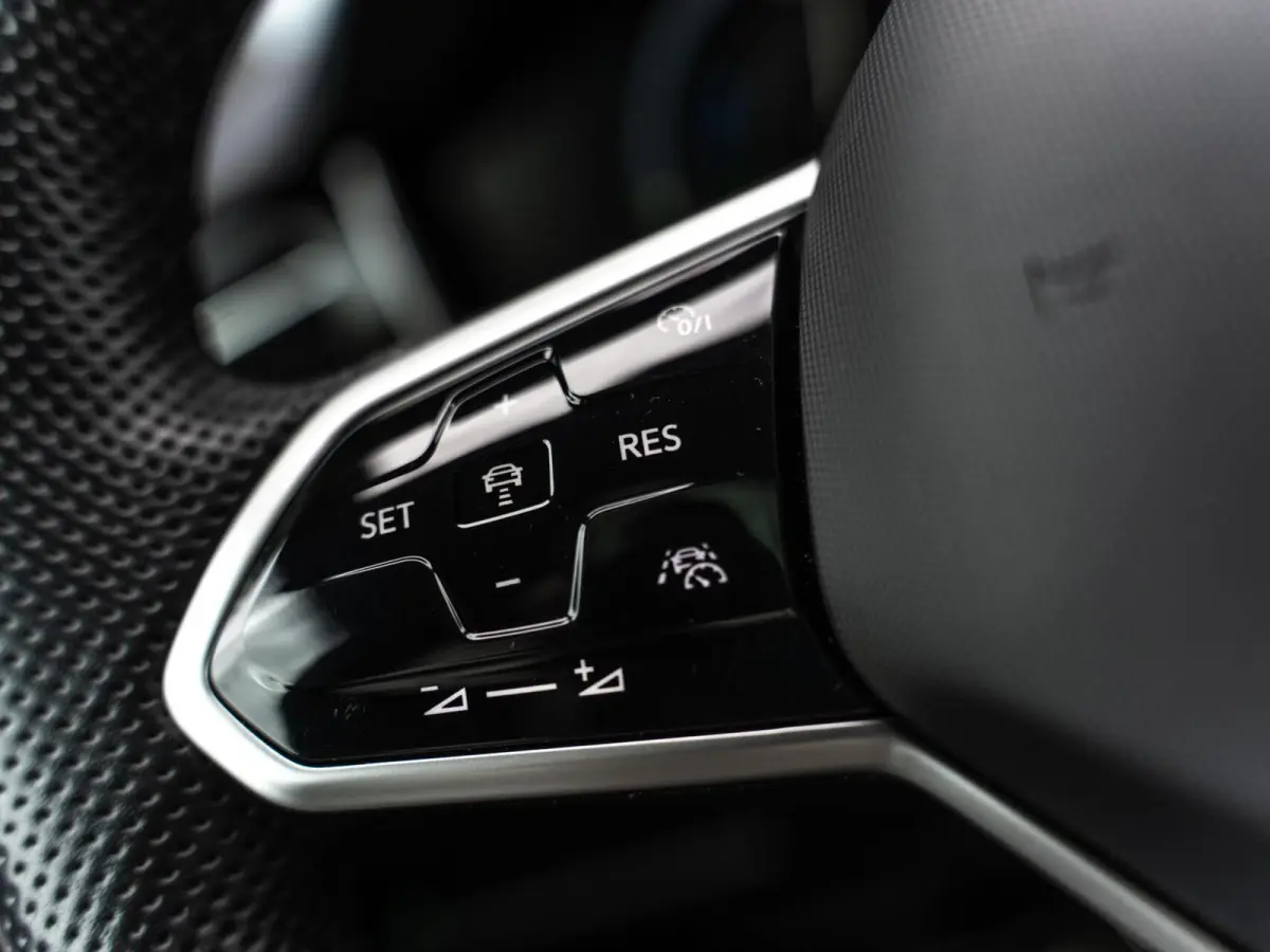 3.0 TSI eHybrid R-Line|PANO|MASSAGE|HUD