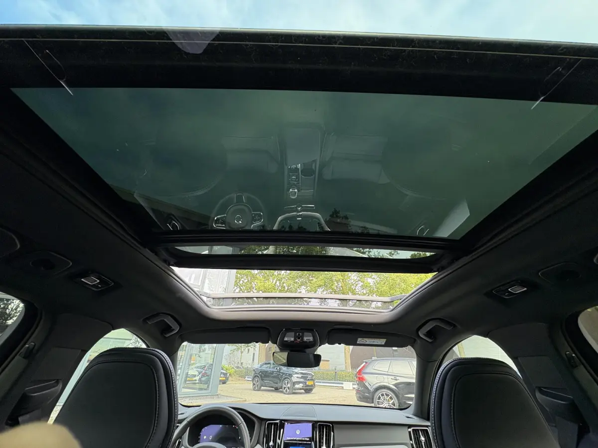 2.0 T6 Plug-in hybrid AWD Plus Dark Showroomprijs van €44.400,- nu voor slechts €42.440,- Uw herfstvoordeel: maar liefst €1.960,-!| DEALER ONDERHOUDEN | HARMAN/KADON | 360° GRADEN CAM