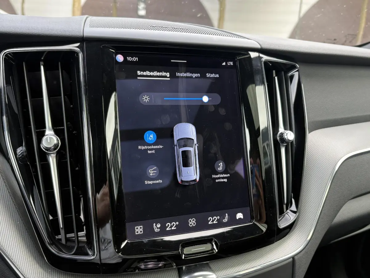 2.0 T6 Plug-in hybrid AWD Plus Dark Showroomprijs van €44.400,- nu voor slechts €42.440,- Uw herfstvoordeel: maar liefst €1.960,-!| DEALER ONDERHOUDEN | HARMAN/KADON | 360° GRADEN CAM