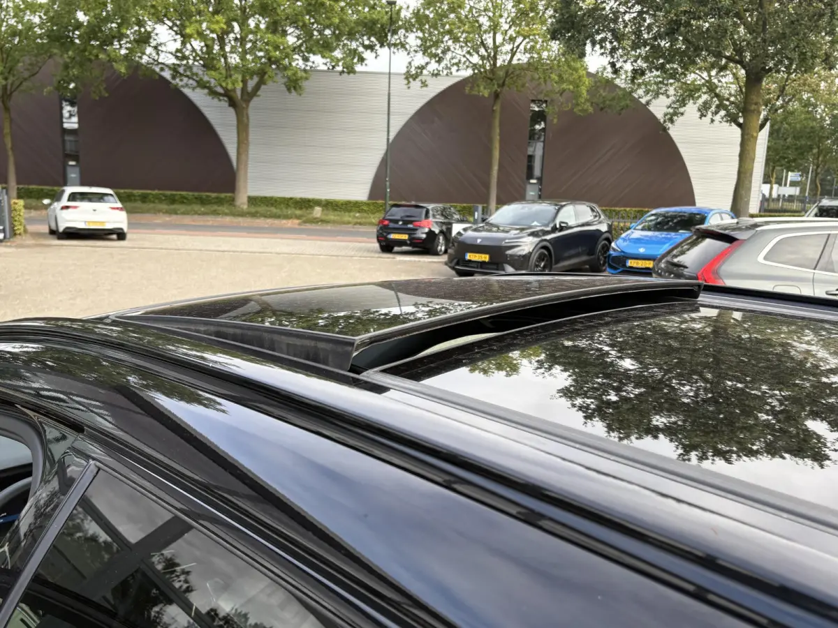 2.0 T6 Plug-in hybrid AWD Plus Dark Showroomprijs van €44.400,- nu voor slechts €42.440,- Uw herfstvoordeel: maar liefst €1.960,-!| DEALER ONDERHOUDEN | HARMAN/KADON | 360° GRADEN CAM