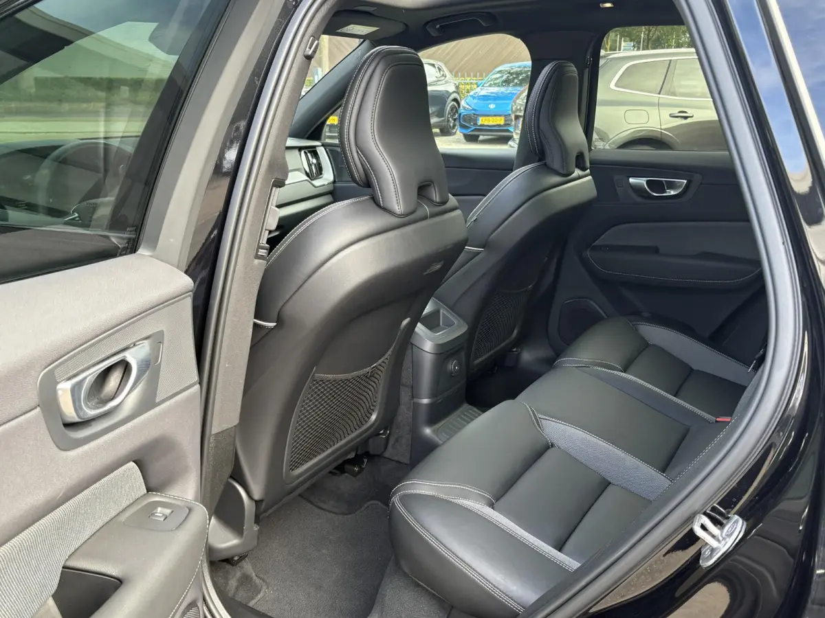 2.0 T6 Plug-in hybrid AWD Plus Dark Showroomprijs van €44.400,- nu voor slechts €42.440,- Uw herfstvoordeel: maar liefst €1.960,-!| DEALER ONDERHOUDEN | HARMAN/KADON | 360° GRADEN CAM