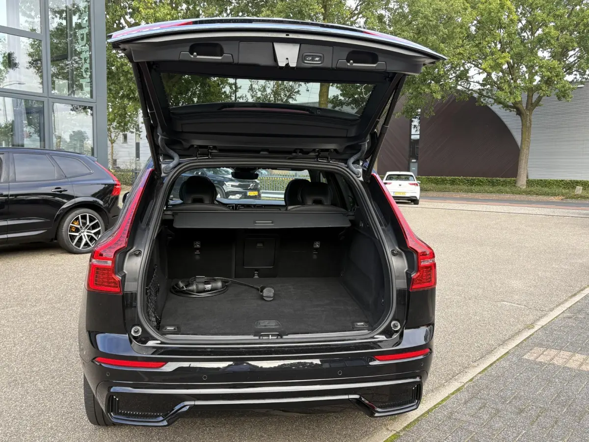 2.0 T6 Plug-in hybrid AWD Plus Dark Showroomprijs van €44.400,- nu voor slechts €42.440,- Uw herfstvoordeel: maar liefst €1.960,-!| DEALER ONDERHOUDEN | HARMAN/KADON | 360° GRADEN CAM