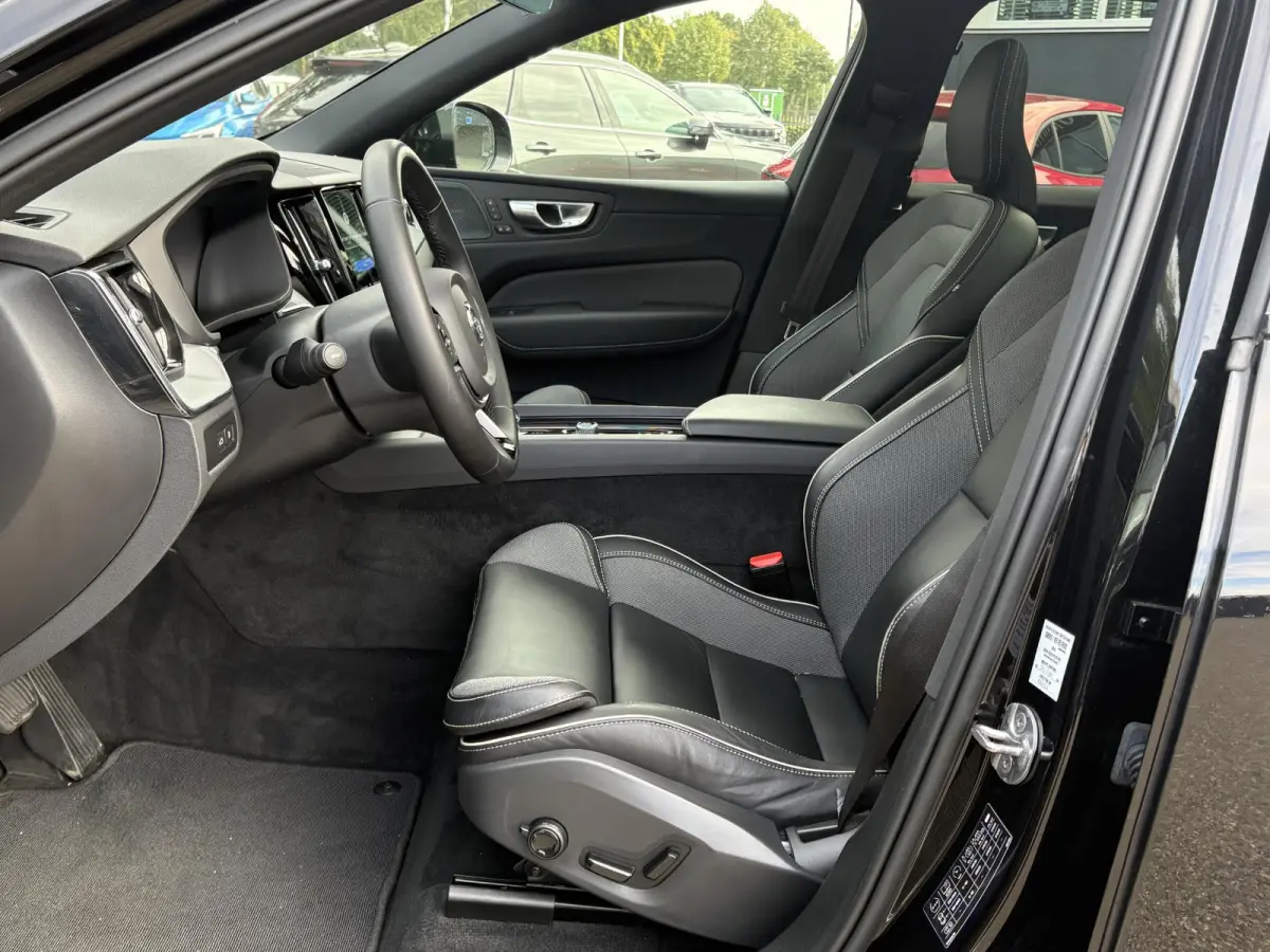 2.0 T6 Plug-in hybrid AWD Plus Dark Showroomprijs van €44.400,- nu voor slechts €42.440,- Uw herfstvoordeel: maar liefst €1.960,-!| DEALER ONDERHOUDEN | HARMAN/KADON | 360° GRADEN CAM