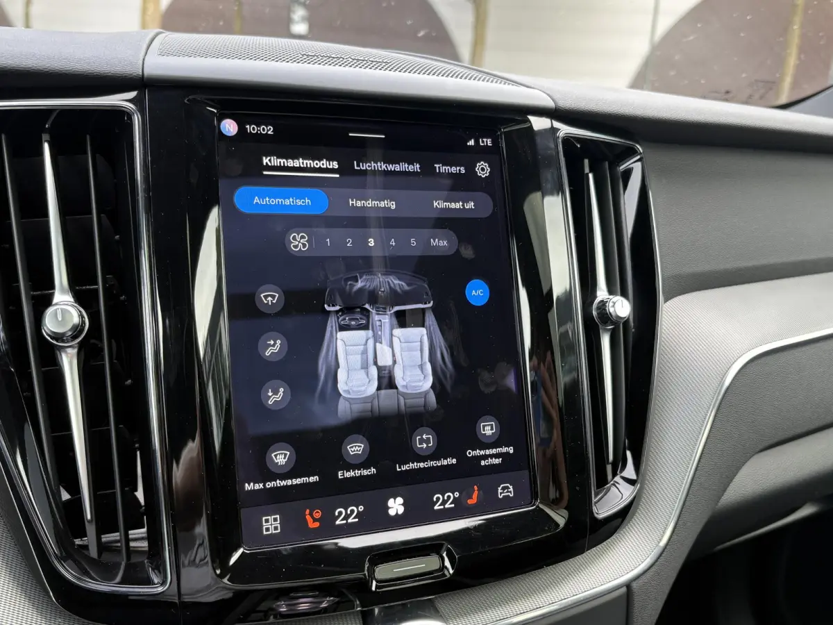 2.0 T6 Plug-in hybrid AWD Plus Dark Showroomprijs van €44.400,- nu voor slechts €42.440,- Uw herfstvoordeel: maar liefst €1.960,-!| DEALER ONDERHOUDEN | HARMAN/KADON | 360° GRADEN CAM